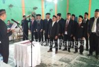 etua Komisioner Panwascam Cidaun Wildan Nurjamil di dampingi anggota komisioner panwascam lainnya Moch Abdul Aziz, dan Gentar Hadianto sedang mengambil sumpah jabatan 14 orang PKD sekecamatan Cidaun. (Dok foto RadarBangsa.co.id/AE Nasution)