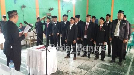 etua Komisioner Panwascam Cidaun Wildan Nurjamil di dampingi anggota komisioner panwascam lainnya Moch Abdul Aziz, dan Gentar Hadianto sedang mengambil sumpah jabatan 14 orang PKD sekecamatan Cidaun. (Dok foto RadarBangsa.co.id/AE Nasution)