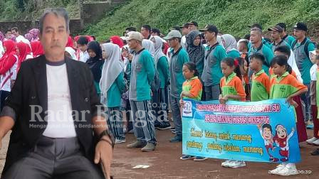 Ketua Koordinator Wilayah Satuan Pelayanan Pendidikan Dasar Kecamatan Cikadu Maskar Ruhendi, S.Pd, M.M.Pd, saat menyampaikan kegiatan di ruang kerjanya. (Dok photo RadarBangsa.co.id/AE Naaution)