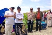 Sambutan H Asep Wawan  si RAJA SAWER Bersama Istri Dan Rombongan di dampingi serta difasilitasi Kapolsek Kecamatan Naringgul AKP Badru Salam, sebelum berbagi rezeki di Cianjur Selatan. (Dok photo RadarBangsa.co.id/AE Nasution)