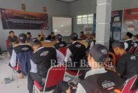 Pantarlih desa Karyabakti, kecamatan Cidaun, kabupaten Cianjur, provinsi Jawa Barat sedang serius mengikuti BIMTEK Pantarlih Pemilu 2024 dari pemateri PPS dan PPK Cidaun. (Dok photo RadarBangsa.co.id/AE Nasution)