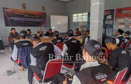 Pantarlih desa Karyabakti, kecamatan Cidaun, kabupaten Cianjur, provinsi Jawa Barat sedang serius mengikuti BIMTEK Pantarlih Pemilu 2024 dari pemateri PPS dan PPK Cidaun. (Dok photo RadarBangsa.co.id/AE Nasution)