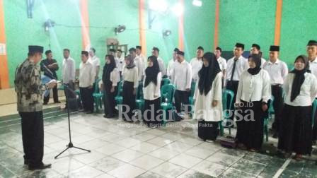 Ketua Panitia Pemilihan Suara (PPS) desa Kertajadi, kecamatan Cidaun Tahyudin sedang melantik dan mengambil sumpah jabatan 27 orang calon Pantarlih pemilu 2024. (Dok photo RadarBangsa.co.id/AE Nasution)