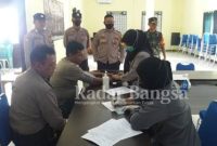 AIPTU Lala Maulana di dampingi Binmas Dede dan sejumlah personil polsek Cidaun, personil Koramil 0608-17 Cidaun sedang menjalani pemeriksaan tensi darah sebelum skrening dan penyuntikan vaksinasi covid-19 dosis booster kedua. (Dok photo RadarBangsa.co.id/AE Nasution)