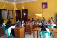 Peserta tes calon staf desa Saganten, kecamatan Sindangbarang, kabupaten Cianjur, provinsi Jawa Barat sedang mendengarkan arahan dari tim penguji sebelum tes calon staf desa Saganten dimulai. (Dok. Photo RadarBangsa.co.id/AE Nasution)