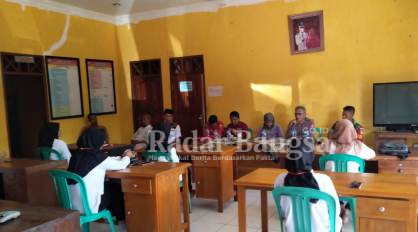 Peserta tes calon staf desa Saganten, kecamatan Sindangbarang, kabupaten Cianjur, provinsi Jawa Barat sedang mendengarkan arahan dari tim penguji sebelum tes calon staf desa Saganten dimulai. (Dok. Photo RadarBangsa.co.id/AE Nasution)