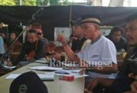 Kericuhan sedang berlangsung saat mediasi antara massa Aliansi Masyarakat Cianjur Menggugat (AMCM) dengan para Kepala Organisasi Perangkat Daerah (OPD) yang di mediasi Komisi B Dewan Perwakilan Rakyat Daerah (DPRD). (Dok photo RadarBangsa.co.id/AE Nasution)