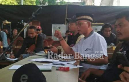 Kericuhan sedang berlangsung saat mediasi antara massa Aliansi Masyarakat Cianjur Menggugat (AMCM) dengan para Kepala Organisasi Perangkat Daerah (OPD) yang di mediasi Komisi B Dewan Perwakilan Rakyat Daerah (DPRD). (Dok photo RadarBangsa.co.id/AE Nasution)