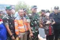 Pangdam IV/Diponegoro Mayjen TNI Widi Prasetijono bersama  Pj Bupati Cilacap Yunita Dyah Suminar  dalam acara menanam 5000 bibit pohon mangrove di Desa Tritih Lor, Kecamatan Jeruklegi. Rabu (15/02/2023). (Dok foto Pendam Diponegoro for RB)