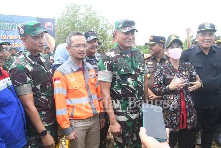 Pangdam IV/Diponegoro Mayjen TNI Widi Prasetijono bersama  Pj Bupati Cilacap Yunita Dyah Suminar  dalam acara menanam 5000 bibit pohon mangrove di Desa Tritih Lor, Kecamatan Jeruklegi. Rabu (15/02/2023). (Dok foto Pendam Diponegoro for RB)