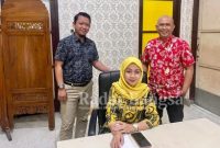 Direktur Operasional PT. Prodina Jawara Group, Dian Ayu Paramita didampingi tim kuasa hukumnya Aria Duta (kanan) dan Novaldan dari LBH Padi Surabaya (Foto : dok pribadi Dian Ayu Paramita for RadarBangsa.co.id)