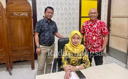 Direktur Operasional PT. Prodina Jawara Group, Dian Ayu Paramita didampingi tim kuasa hukumnya Aria Duta (kanan) dan Novaldan dari LBH Padi Surabaya (Foto : dok pribadi Dian Ayu Paramita for RadarBangsa.co.id)