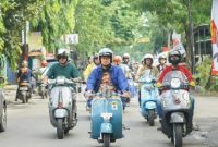  Bupati Lamongan Yuhronur Efendi beserta club vespa se-Kabupaten Lamongan, melakukan Sunmori (Sunday Morning Ride) Carity keliling kota, Minggu (5/2) (Dok foto pemkab Lamongan for RadarBangsa.co.id)