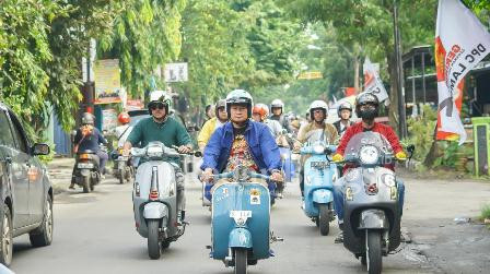  Bupati Lamongan Yuhronur Efendi beserta club vespa se-Kabupaten Lamongan, melakukan Sunmori (Sunday Morning Ride) Carity keliling kota, Minggu (5/2) (Dok foto pemkab Lamongan for RadarBangsa.co.id)