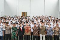 Bupati LamonganYuhronur Efendi saat foto berama di GOR Kantor Dinas Pendidikan Lamongan, Minggu (5/2), (Dok Pemkab Lamongan for RadarBangsa.co.id)