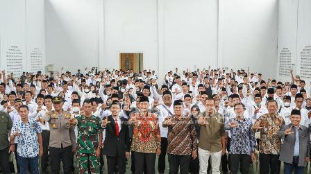 Bupati LamonganYuhronur Efendi saat foto berama di GOR Kantor Dinas Pendidikan Lamongan, Minggu (5/2), (Dok Pemkab Lamongan for RadarBangsa.co.id)