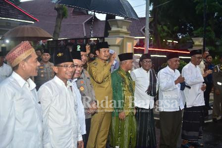 Bupati Lamongan Yuhronur Efendi memberangkatkan 11.419 Nahdliyin Lamongan yang akan ikut menyaksikan resepsi satu abad Nu di Stadion Gelora Delta Sidoarjo,  di halaman Pendopo Lokatantra. Senin (6/2) (Dok foto Pemkab for RadarBangsa.co.id)