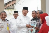 Bupati Lamongan Yuhronur Efendi saat menyerahkan Sertifikat kepada warga di pendopo Kecamatan Kembangbahu. (7/2). (Dok foto pemkab lamongan for RB)