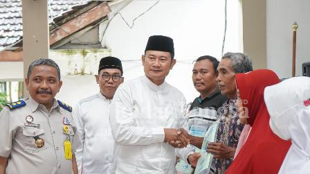 Bupati Lamongan Yuhronur Efendi saat menyerahkan Sertifikat kepada warga di pendopo Kecamatan Kembangbahu. (7/2). (Dok foto pemkab lamongan for RB)