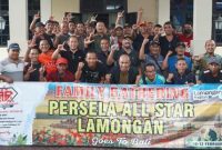  Bupati Lamongan Yuhronur Efendi, saat memberangkatkan familly gathering Persela All Star Lamongan goes to Bali, di Halaman Gues House Lamongan, Jumat (10/2) (Dok foto pemkab lamongan for RadarBangsa.co.id)