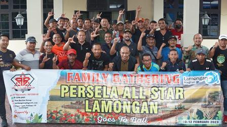  Bupati Lamongan Yuhronur Efendi, saat memberangkatkan familly gathering Persela All Star Lamongan goes to Bali, di Halaman Gues House Lamongan, Jumat (10/2) (Dok foto pemkab lamongan for RadarBangsa.co.id)