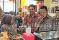 Bupati Lamongan Yuhronur Efendi saat grand opening Papa Cookies, Minggu (12/2). (Dok Pemkab Lamongan for RadarBangsa.co.id)