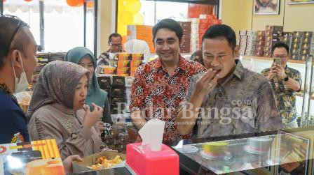 Bupati Lamongan Yuhronur Efendi saat grand opening Papa Cookies, Minggu (12/2). (Dok Pemkab Lamongan for RadarBangsa.co.id)