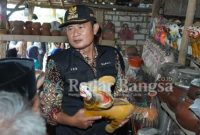 Bupati Lamongan Yuhronur Efendi  saat mengunjungi pengeraji grabah di Laren,,.Senin (13/2) (Dok pemkab foto for RadarBangsa.co.id)
