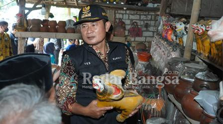 Bupati Lamongan Yuhronur Efendi  saat mengunjungi pengeraji grabah di Laren,,.Senin (13/2) (Dok pemkab foto for RadarBangsa.co.id)
