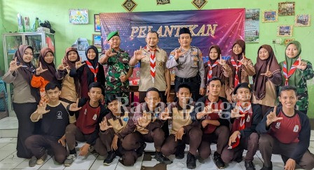 Kanit Binmas Polsek Tikung Aipda Irawan  saat foto bersama dengan anggota Saka Bahyangkara Tikung (Dok foto Polsek Tikung for RadarBangsa.co.id)