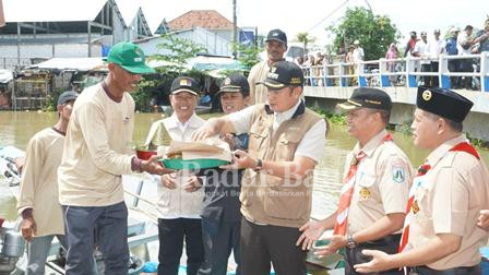 Bupati Lamongan Yuhronur Efendi, saat di Desa Kemlagilor, Rabu (15/2) (Dok Pemkab Lamongan for RadarBangsa.co.id)