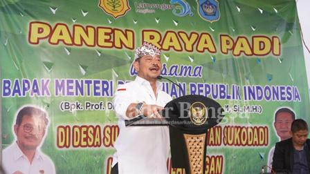 Menteri Pertanian Republik Indonesia Syahrul Yasin Limpo saat melakukan panen raya padi di Desa Sumberaji Kecamatan Sukodadi Lamongan. Rabu (15/2)  (Dok foto pemkab Lamongan for RadarBangsa.co.id)