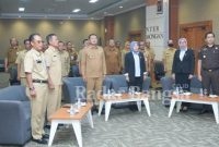 Bupati Lamongan Yuhronur Efendi lakukan penandatangan kesepakatan Memorandum of Understanding (MOU) dengan Kajari Lamongan Diyah Ambarwati terkait Kerjasama di Bidang Hukum Perdata dan Tata Usaha Negara (DATUN), di Command Center Lt. 3 Pemda Lamongan, Selasa (31/1,) (Dok foto Pemkab for RadarBangsa.co.id)