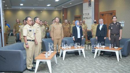 Bupati Lamongan Yuhronur Efendi lakukan penandatangan kesepakatan Memorandum of Understanding (MOU) dengan Kajari Lamongan Diyah Ambarwati terkait Kerjasama di Bidang Hukum Perdata dan Tata Usaha Negara (DATUN), di Command Center Lt. 3 Pemda Lamongan, Selasa (31/1,) (Dok foto Pemkab for RadarBangsa.co.id)