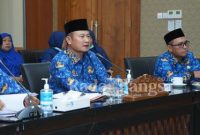 Bupati Lamongan Yuhronur Efendi saat menyampaikan usulan pada kegiatan zoom meeting pembahasan tindak lanjut proyek KPBU jalan tol Tuban -Babat-Lamongan-Gresik bersama Kementerian Pekerjaan Umum dan Perumahan Rakyat (PUPR), di ruang Command Center Pemkab Lt.3. Jumat (17/2) (Dok Pemkab for RB)