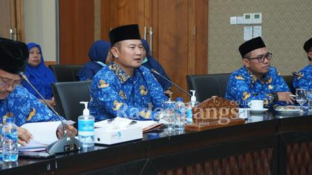 Bupati Lamongan Yuhronur Efendi saat menyampaikan usulan pada kegiatan zoom meeting pembahasan tindak lanjut proyek KPBU jalan tol Tuban -Babat-Lamongan-Gresik bersama Kementerian Pekerjaan Umum dan Perumahan Rakyat (PUPR), di ruang Command Center Pemkab Lt.3. Jumat (17/2) (Dok Pemkab for RB)