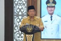 Wakil Bupati Lamongan Abdul Ro’uf saat memberangkatkan 131 mahasiswa program kampus mengajar angkatan 5 Kabupaten Lamongan, di Gedung Gajah Mada Lt. 7 Pemda Lamongan, Senin (20/2) (Dok Pemkab Lamongan for RB)