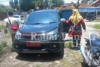 Ketua Tim Irban Investigasi Inspektorat Lamongan, Tiar Widya Novita  saat masuk mobil, Senin (20/02) (Dok foto Edi Santoso/RB)