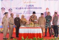 Bupati Lamongan Yuhronur Efendi saat potong tumpeng  peringatan 1 tahun RSUD Karangkembang, Senin (20/2) (Dok Pemkab Lamongan for RadarBangsa.co.id)