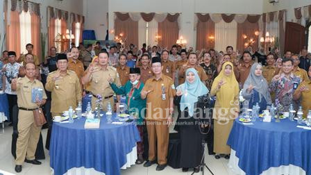 Bupati Lamongan Yuhronur Efendi saat Melaunching  buku tersebut berjudul 