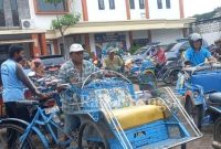 pengemudi becak motor (bentor) melakukan aksi unjuk rasa di depan Kantor Dinas Sosial Kabupaten Lamongan, Rabu (1/2) (Dok foto Edi S/RadarBangsa.co.id)