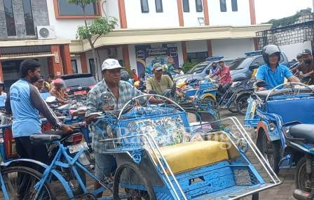 pengemudi becak motor (bentor) melakukan aksi unjuk rasa di depan Kantor Dinas Sosial Kabupaten Lamongan, Rabu (1/2) (Dok foto Edi S/RadarBangsa.co.id)