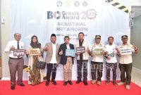 Bupati Lamongan Yuhronur Efendi menerima penghargaan BC Gresik Award 2023 kategori Kepala Daerah Inisiator Penggerak Ekonomi Produktif Daerah Pendukung Ekspor dari Bea Cukai Provinsi Jawa Timur, di Hotel Horison Gresik, Rabu (22/2)
(Dok Foto Prokopim Lamongan for RadarBangsa.co.id)