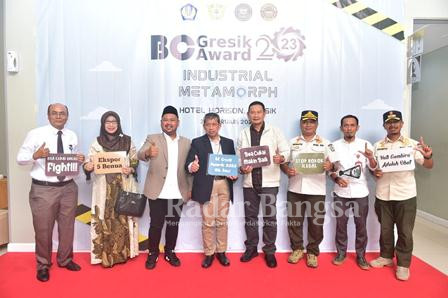 Bupati Lamongan Yuhronur Efendi menerima penghargaan BC Gresik Award 2023 kategori Kepala Daerah Inisiator Penggerak Ekonomi Produktif Daerah Pendukung Ekspor dari Bea Cukai Provinsi Jawa Timur, di Hotel Horison Gresik, Rabu (22/2)
(Dok Foto Prokopim Lamongan for RadarBangsa.co.id)