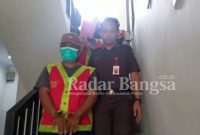 Para tersangka saat akan diserahkan ke Lapas Lamongan untuk dilakukan penahanan,