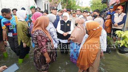 Gubernur Jawa Timur Khofifah Indarparawansa didampingi Bupati Lamongan Yuhronur Efendi saat meninjau  korban terdampak banjir Bengawan Jero di Desa Sidomulyo, Deket Lamongan, Jumat (24/2). (Dok foto pemkab Lamongan for RadarBangsa.co.id)
