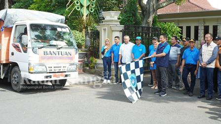 Bupati Lamongan Yuhronur Efendi saat memberangkatkan penyerahan bantuan sosial di Pendopo Lokatantra Sabtu (25/2) (Dok foto Pemkab Lamongan for RadarBangsa.co.id)
