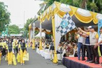 Bupati Yuhronur Efendi memberangkatkan  tim kuning dan tim hijau untuk berpartisipasi dalam kegiatan bersih sampah liar gerakan Lamongan cantik, di depan Pendopo Lokatantra, Minggu (26/2) (Dok Pemkab Lamongan for RB)