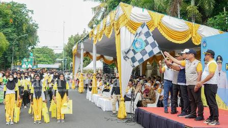 Bupati Yuhronur Efendi memberangkatkan  tim kuning dan tim hijau untuk berpartisipasi dalam kegiatan bersih sampah liar gerakan Lamongan cantik, di depan Pendopo Lokatantra, Minggu (26/2) (Dok Pemkab Lamongan for RB)