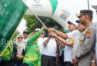 Bupati Lamongan Yuhronur Efendi saat memberangkatkan jalan sehat dalam rangka puncak peringatan satu abad NU di halaman Gedung Sport Center Lamongan, Minggu (26/23).(Dok Pemkab for RadarBangsa.co.id)